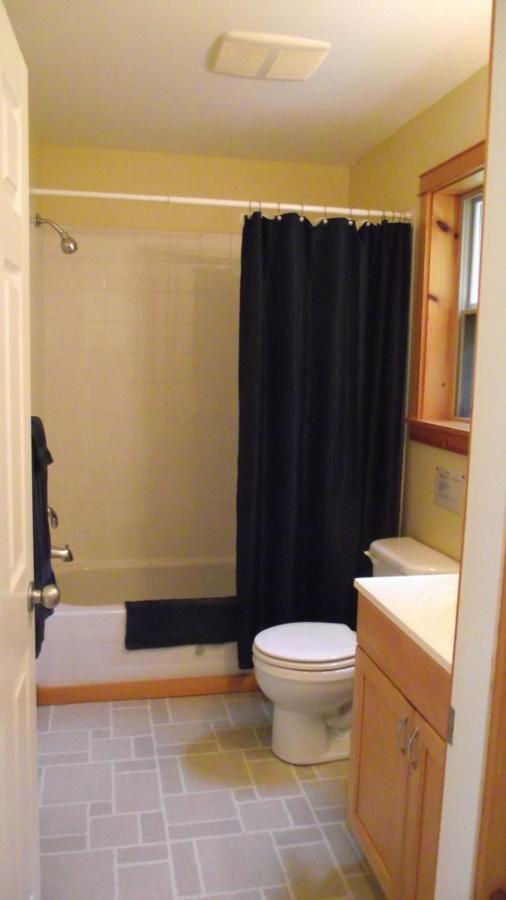 Secret Cove Cottage Suites Halfmoon Bay Exterior photo